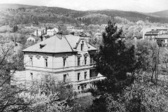 Vila č. p. 438 z roku 1896. Pro nájemce valdštejnského panství Richarda Fiedlera. Nuska zde r. 1892 vyprojektoval i ulici vedoucí od vily až k horní Pikovce