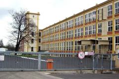 Současná tovární budova. Administrativní budova viditelná na staré pohlednici již chybí (snesena po r. 2000 ).