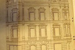 Fasáda lékárny, kde se prolínají historizující slohy jako např. neorenesance v suterénu a neobaroko ve střešních oknech. Budova by dnes jistě byla velkou okrasou našeho města ale socialistické plány byly jiné. Bylo zapotřebí vytvořit komunikační průraz směrem k ulici Podkrušnohorské ve formě široké Valdštejnské ulice. Tím byla zlikvidována nejen tato lékárna ale mnoho desítek historických domů po obou stranách ulice. Nová výstavba byla většinou vedena ve stylu bezduchých panelových prefabrikátů