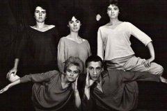 Fotografie DMD Inscenace Bon Jour, Amour (1962): Nahoře zleva: Jiřina Zemčíková, Hlide Mannlová, Jana Rezková.Dole zleva: Helena Cellerová, Miroslav Kovářík