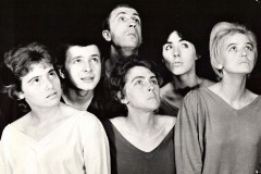 Inscenace DMD Bon Jour, Amour (1962): Zleva: Jana Rezková, Zdeněk Šlais, Miroslav Kovářík, Jiřina Zemčíková, Hlide Mannlová, Helena Cellerová