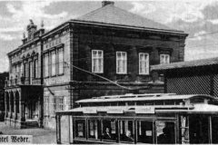 Hotel Weber s vagonem tramvajové linky Brüx-Oberleutensdorf-Johnsdorf cca 1943.
