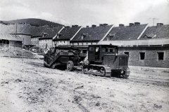 Rok 1955. Z přírodního kluziště se stala za čtyři měsíce umělá ledová plocha. Mrazící směs pak protékala masivními ocelovými trubkami o průměru 32 milimetrů. Led se neupravoval rolbami. Na sáňkách se vezl sud s horkou vodou a za ním se tahala deka