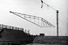 Střecha přikryla zimák v roce 1965. Štěrba pořád ještě hrál za Litvínov první ligu a pořád byl stavbyvedoucím. "Ocelové nosníky vážily 12 tun a měřily 49 metrů. Jeřáby se na staveniště nevešly kvůli okolním domům, a tak jsme nosníky usazovali s pomocí lanovky," říká Štěrba. "Bylo to hodně složité a do poslední chvíle jsme nevěděli, jestli si nosníky přesně sednou. A klepali jsme se. Když se po prvním nosníku ukázalo, že jsme se s dírami pro šrouby trefili, tak jsem se ze samé radosti opil."