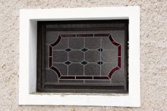 Kaplička na Křižatkách - vitráže