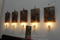 Vpravo od hlavního oltáře je 5 ze 14 obrazů zastavení křížové cesty. Autor obrazů je neznámý