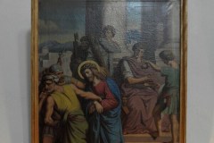 Vlevo od hlavního oltáře je 5 ze 14 obrazů zastavení křížové cesty. Autor obrazů je neznámý