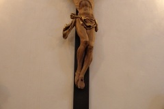 12/ Kalvárie -sousoší z první poloviny 17.stol., velmi hodnotná renezanční plastika: Křiž s tělem Kristovým cca 2 m vysoký.