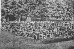 Skupina chovanců v zahradě zotavovny v roce 1930. Pobyty dětí byly zajišťovány celoročně