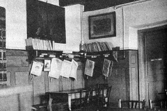 Interiér německé čítárny a knihovny v čp. 11 na náměstí Míru