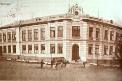 Budova bývalé školy v Hamru (postavena 1898) kde byly vymezeny prostory pro obecní knihovnu a následně i pobočku Hamr