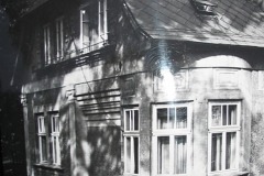 Hamerská pila v 60 letech,než musela ustoupit výstavbě silnice,dnes (ale hlouběji) zde stojí vila s prodejnou Aqva-Tera. Za domem je dodnes zbytek původního velkého mlynářského rybníka.