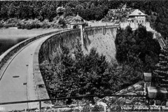 Koruna přehrady se strážním domkem cca 1910.