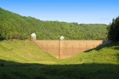 Téměř dva roky byla přehrada pro opravu vypuštěna. V r.2010 začalo její napouštění. Stav bez vody zachytil Jan Setvák v létě r.2009.