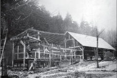 Koncová stanice lanovky pro dopravu materiálu k budované přehradě Janov u Mostu, kterou stavělo konsorcium firem Berndt, Schwarzer a Wurm. foto z časopisu Zakládání staveb.