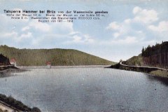 Přehrada na kolorované fotografii z cca r.1910 i s "tétédéčkama" "Hamerská přehrada u Mostu z vodní strany"