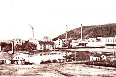 Pohled na tovární komplex od Pilařského rybníka z roku 1911, kam náhon nakonec ústil