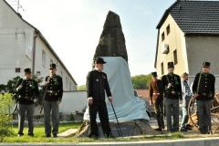 Několik fotografií ze slavnostního znovu-odhalení pomníku z dubna 2012