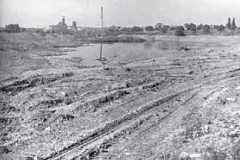 Vnitřní výsypka východního lomu Rudý Sever mezi Chudeřínem a Hamrem před zahájením rekultivace (foto z r. 1958)