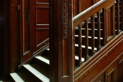 Interiér vily, dřevěné schodiště