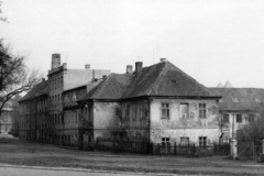 Manufaktura.Pohled do Školní ulice od Palackého ulice. V popředí čp. 8 - Holandský dům. Snímek z r. 1976