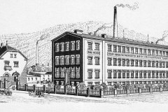 Tovární budova postavena roku 1907-1908 pokračovateli výroby plechových hraček - firmou Heller & Schiller na vrchnostenském poli jižně od města v nádražní ulici