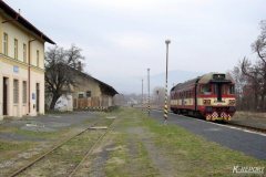 Na fotografii je pohled do jirkovské stanice s motorovým vozem 854.030, v pozadí pokračování trati do Litvínova