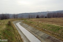 Betonové koryto přivaděče Ohře-Bílina mezi Jirkovem a Vysokou Pecí. O kousek dále pokračuje jako zatrubněná řeka Bílina v útrobách gigantického Ervěnického koridoru