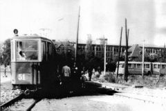 Křížení úzkorozchodné tramvaje a trolejbusu v zastávce Pod Pikovkou Horní Litvínov nádraží. Třívozový vlak linky zakončuje vlek číslo 51, italský kloubový trolejbus vyčkává v přestupní zastávce, až bude moci pokračovat ke Stalinovým závodům