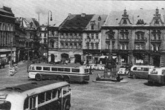 Konečná na již Mírovém náměstí v Mostě. Vůz Tatra 400 odjíždí do Loučné, od nádraží přijíždí tramvaj, v popředí jeden z městských autobusů Škoda 706 RO