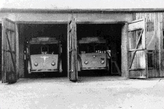 Takto vypadaly trolejbusové garáže v Litvínově, původně zbudované jako krátkodobé provizorium v roce 1946. Garáže stávali v místech Gorkého ulice cca č. p. 1677.