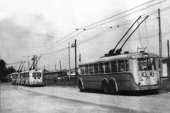 Konečná u Stalinových závodů na jaře či v létě 1947. Trolejbusy vyčkávají konec ranní směny. Kromě vozu 107 v popředí snímek zachycuje jeden z tehdy provozovaných kloubových trolejbusů 101 či 102 a "sólo" vůz 106 nebo 108
