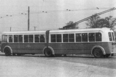 Jediný známý snímek celého trolejbusu 105/11, pořízený snad v létě roku 1948, jej zachytil na výjezdu ze stanice Stalinovy závody směrem do Litvínova. Kromě značného množství cestujících (zřejmě končila ranní směna v chemičce) ukazuje i opačný rejd první a třetí nápravy v oblouku