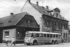 Trolejbus typu III. projíždí mosteckou ulicí Klementa Gottwalda od Litvínova na konečnou Náměstí presidenta Masaryka