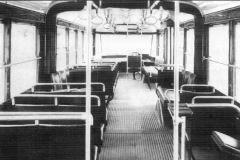 Interiér vozu 101/I pohled od zadních dveří vpřed. Na snímku, pořízeném při provozních zkouškách v září 1946 v Plzni, je vidět umístění stanovišť obsluhy a ostatní prvky vnitřku vozu