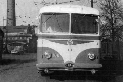 Vůz 106/II. byl jediným poválečným mosteckým trolejbusem, vyřazeným při likvidaci Mostecko-litvínovského provozu. Netradiční nátěr si zřejmě přinesl ze svého prvního provozu z Teplic