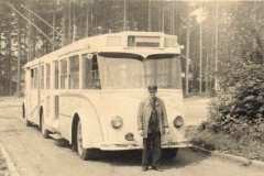 Trolejbus (na snímku na otočce u Koldomu) jezdil do konce 50. let až do Souše. Snímek poskytla paní Zlatka Štajmarková