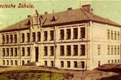 Naproti Deutches Haus, se nacházela německá škola