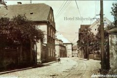 Trať se linula uzoučkou Vodní ulicí, po levé straně míjela další hotel Schienhof, aby vyústila na Náměstí Svobody